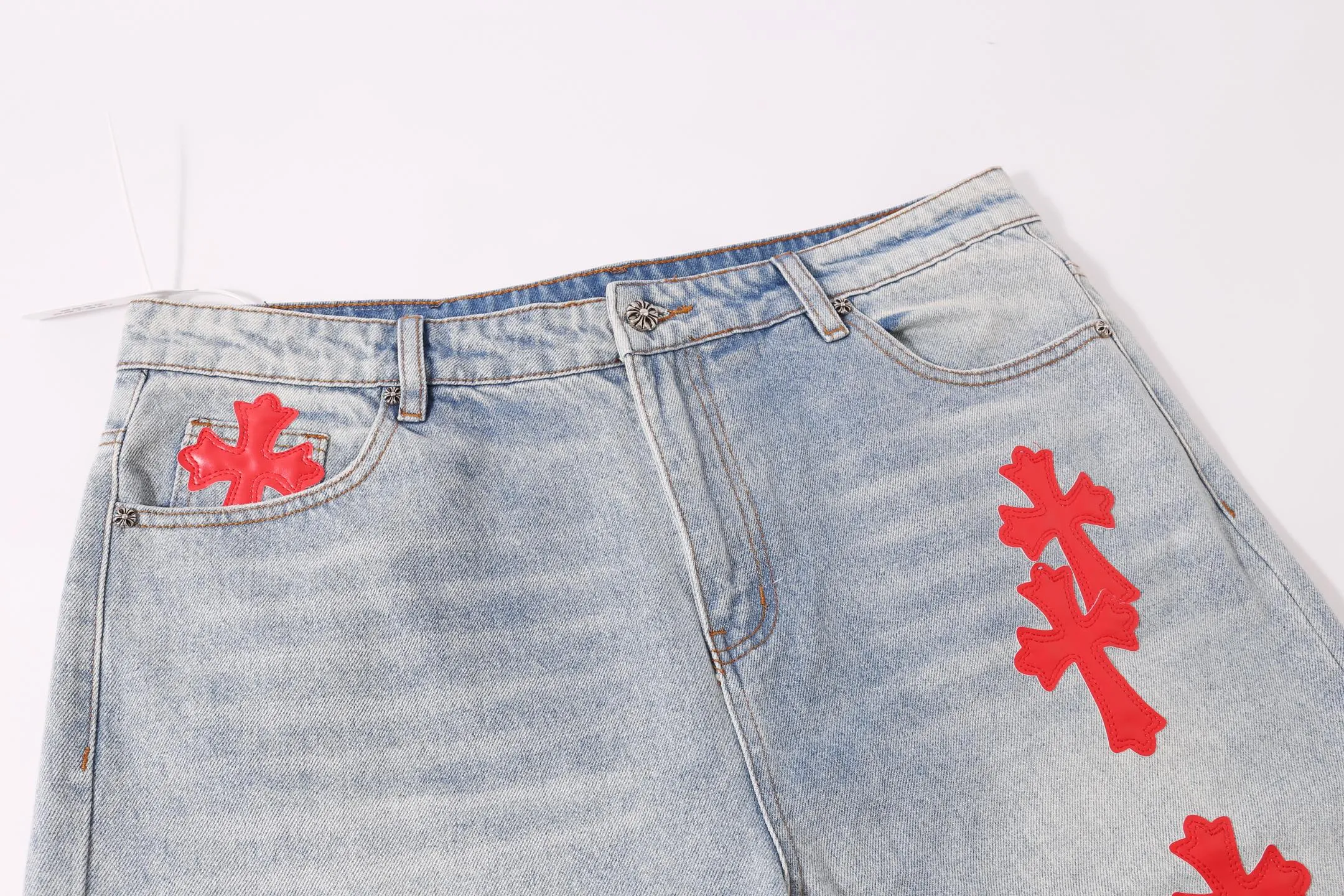 P240 Style number: H898 [Men's zipper style] Croxin & 𝐂𝐡𝐫𝐨𝐦𝐞 𝐇𝐞𝐚𝐫𝐭 ss25 new blue Miami red leather jeans. Styles with different wash textures are very friendly to people with thin legs. The slightly flared version perfectly modifies the leg shape. The timeless and moderate length makes it easy to match and match. It is the basis for various styles and is a must-have in your wardrobe! The fabric is stiff but also makes the upper body soft without losing texture. The washing process is even more perfect. It is a must-have item for everyone! ! ! Washed wheat, hang tag, pants label, three labels complete Color: blue Size: 30-32-34-36